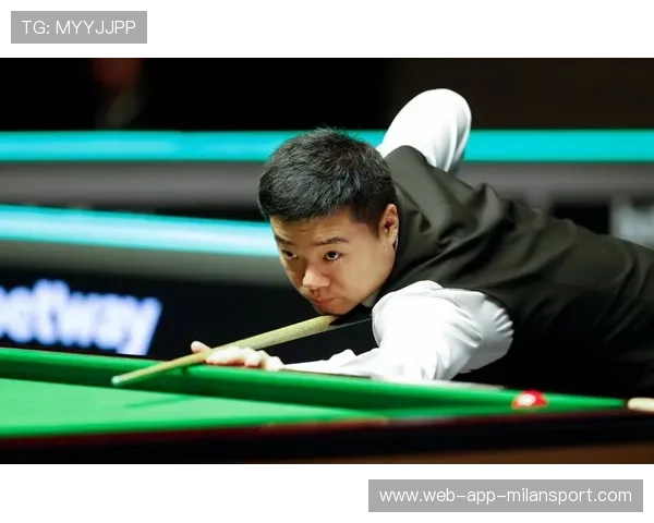 丁俊晖边吃香蕉边等下一杆，画面太萌